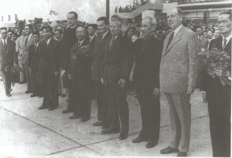 Lễ đón Chủ tịch Hồ Chí Minh thăm Tiệp Khắc tại sân bay Praha, tháng 7/1957. (Nguồn: Tài liệu lưu trữ Bộ Ngoại giao)