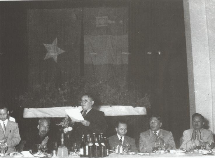 Chủ tịch Xêđenban chiêu đãi Chủ tịch Hồ Chí Minh và đoàn Việt Nam thăm Mông Cổ, tháng 7/1955. (Nguồn: Bảo tàng Hồ Chí Minh)