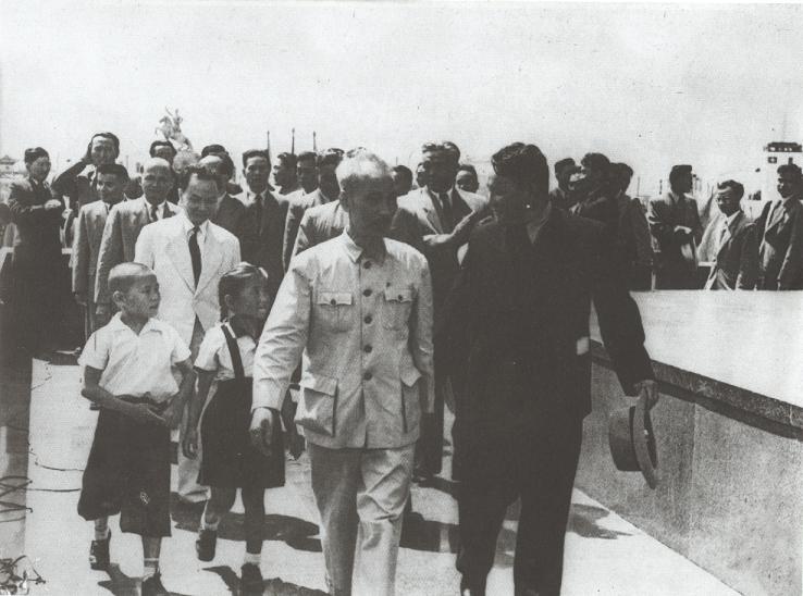 Chủ tịch Hồ Chí Minh và Chủ tịch Xêđenban tiến lên lễ đài Quảng trường Xukhebato dự cuộc mít tinh của nhân dân thủ đô Ulanbato chào mừng Người, tháng 7/1955. (Nguồn: Bảo tàng Hồ Chí Minh)