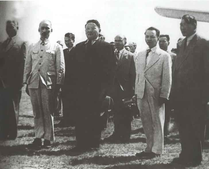 Đoàn đại biểu Chính phủ Việt Nam Dân chủ Cộng hòa thăm Mông Cổ, tháng 7/1955. (Nguồn: Bảo tàng Hồ Chí Minh)