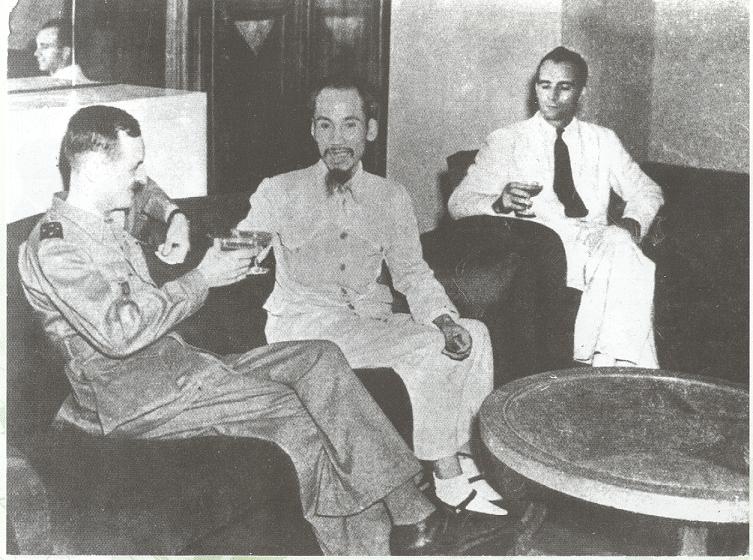Chủ tịch Hồ Chí Minh tiếp G.Xanhtony – đại diện Chính phủ Pháp và tướng Lơtéc – Trưởng phái đoàn quân sự Pháp, đến chào Người tại Bắc Bộ Phủ, tháng 3/1946. (Nguồn: Bảo tàng Hồ Chí Minh)