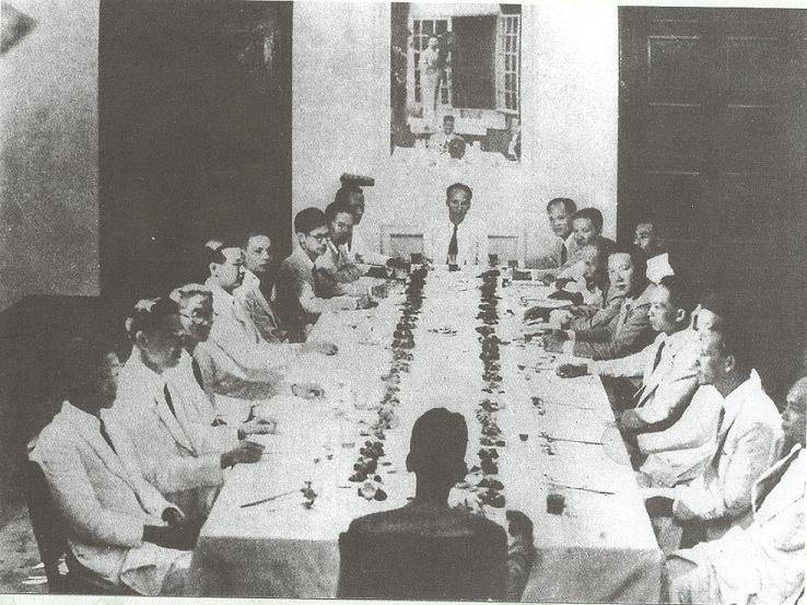 Chủ tịch Hồ Chí Minh và Chính phủ lâm thời chiêu đãi Hoàng thân Lào Xuphanuvông tại Bắc Bộ Phủ, tháng 9/1945. (Nguồn: Khu di tích Hồ Chí Minh tại Phủ Chủ tịch)