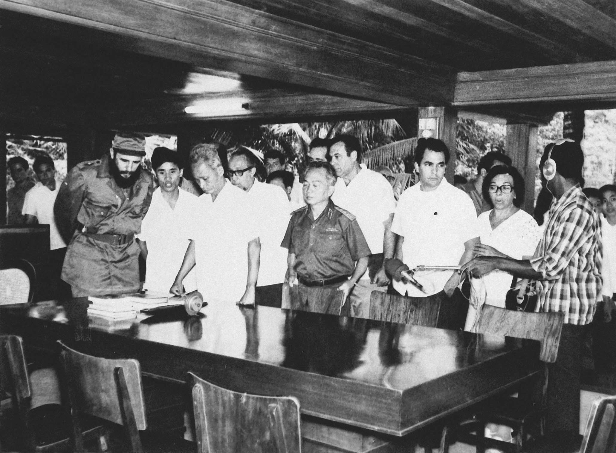 Chủ tịch nước Cộng hòa nhân dân Cuba Phiđen Cátxtơrô thăm nơi ở và làm việc của Chủ tịch Hồ Chí Minh tại Phủ Chủ tịch (13/7/1973)