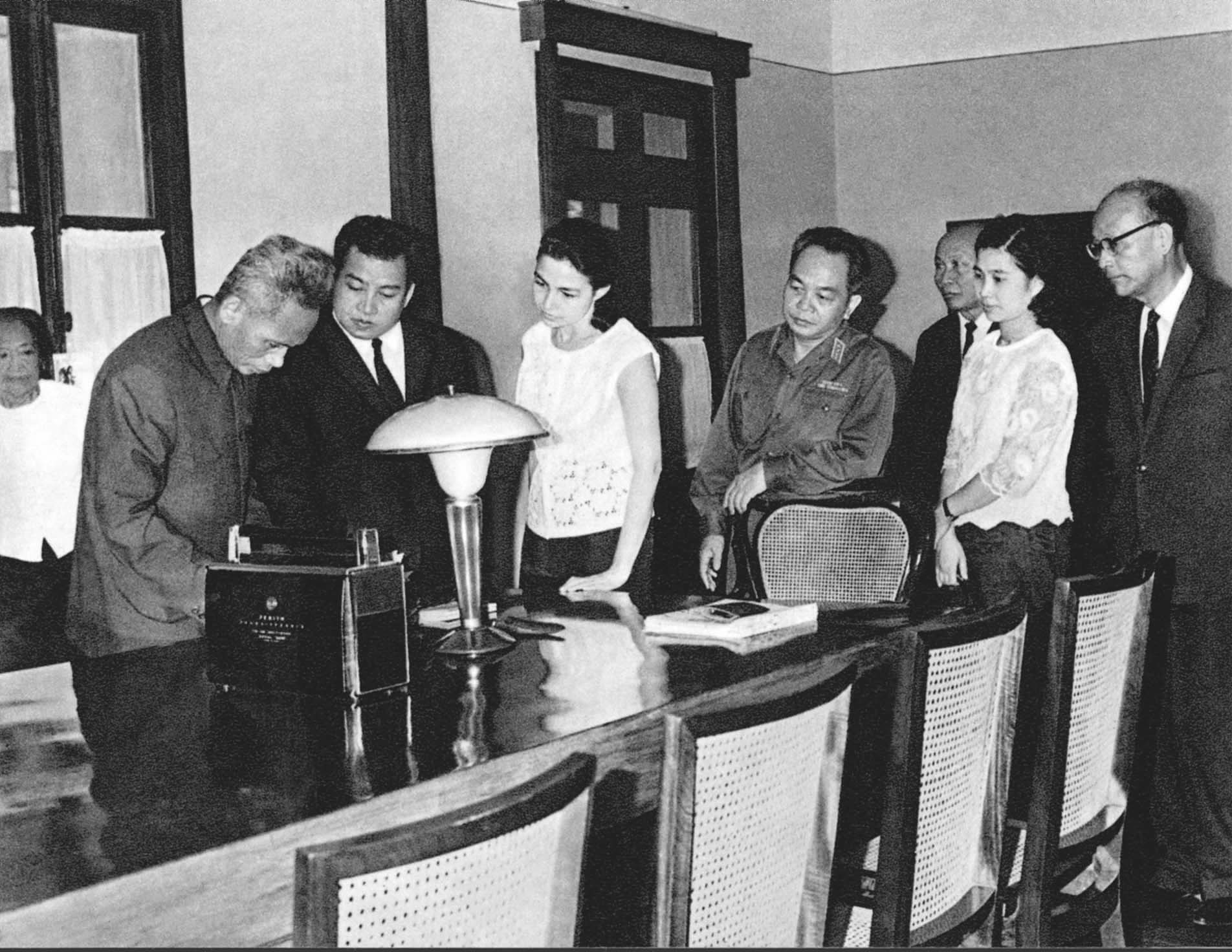 Quốc trưởng Nôrôđôm Xihanúc thăm nơi ở và làm việc của Chủ tịch Hồ Chí Minh tại Phủ Chủ tịch (27/5/1970)