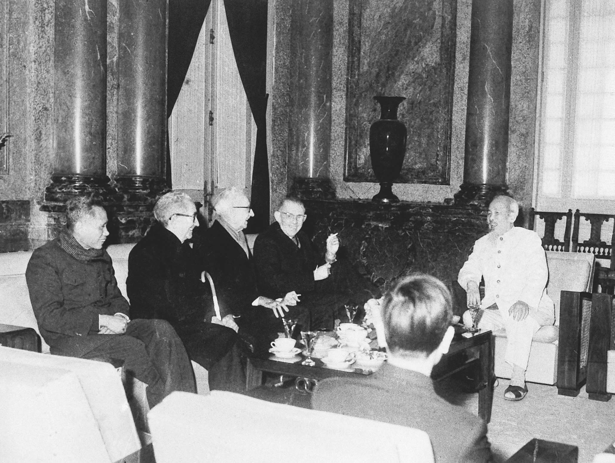 Chủ tịch Hồ Chí Minh tiếp nhân sĩ trí thức Mỹ phản đối chiến tranh ở Việt Nam (17/1/1967)
