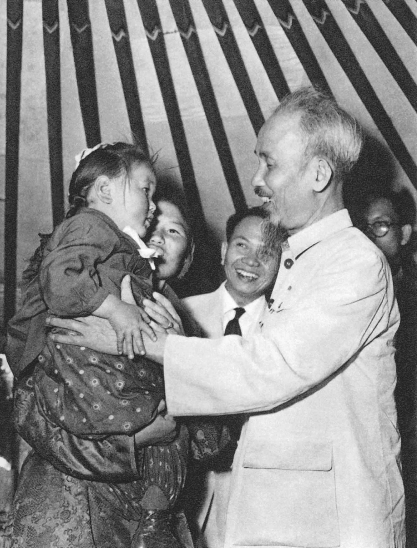 Chủ tịch Hồ Chí Minh thăm một gia đình nông dân Mông Cổ (7/1955)