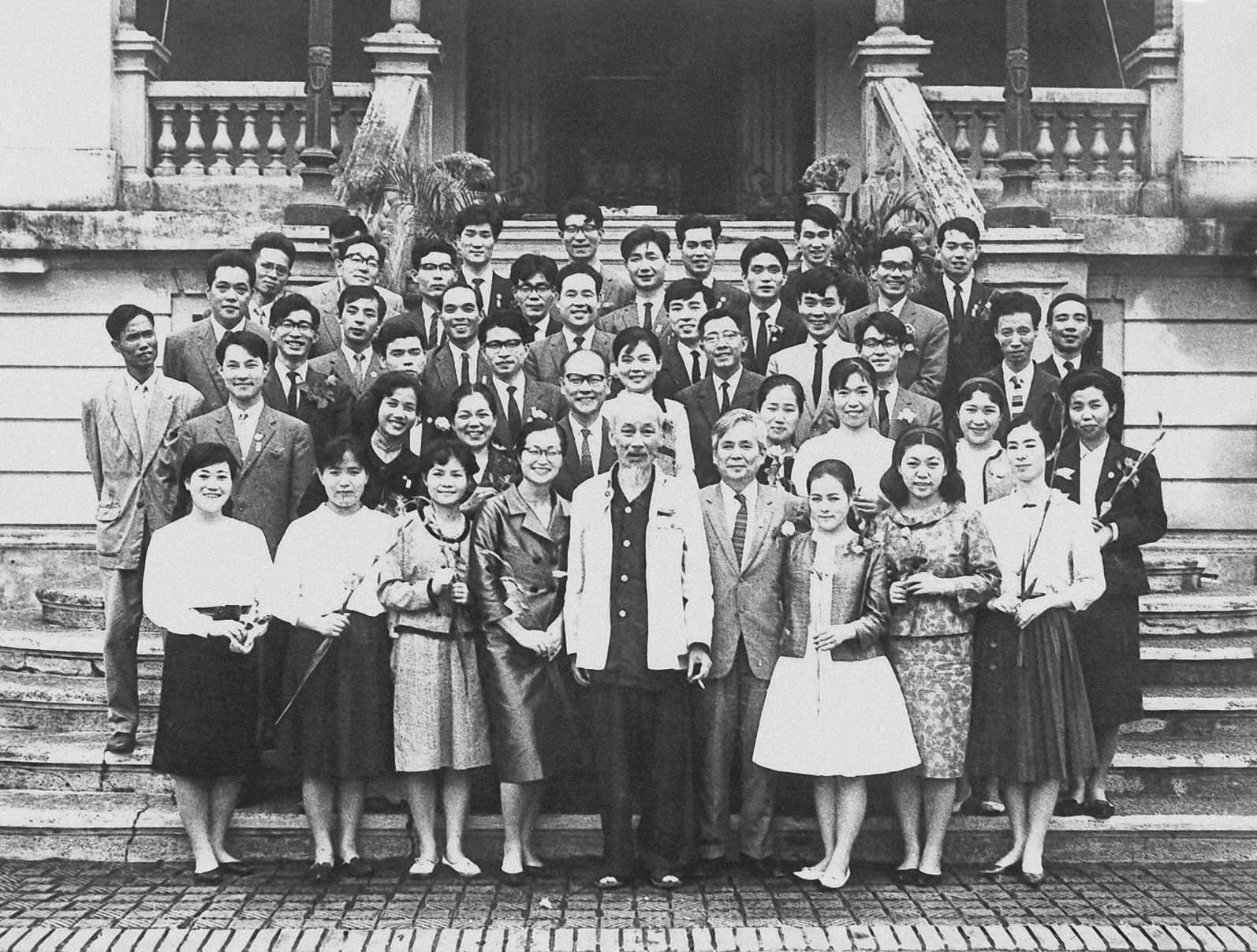 Chủ tịch Hồ Chí Minh tiếp đoàn ca múa dân gian Nhật Bản sang thăm và biểu diễn ở Việt Nam (11/11/1963)