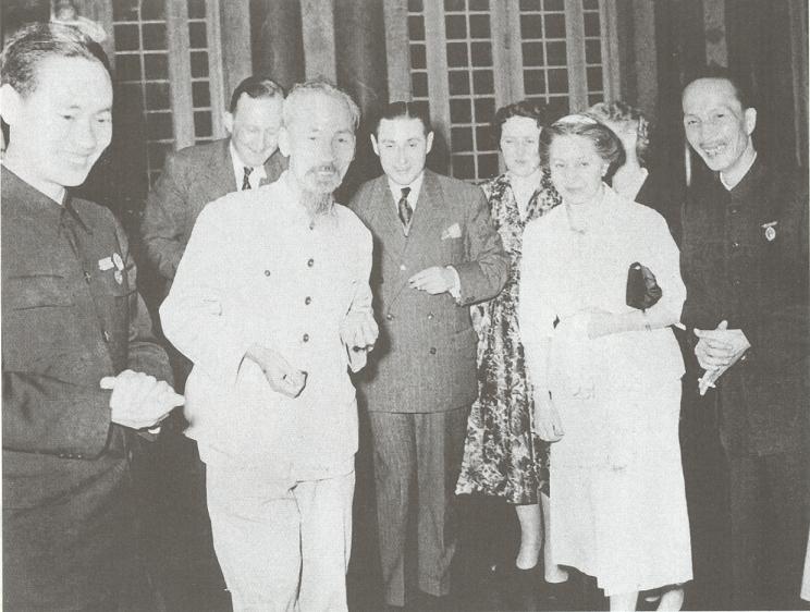 Chủ tịch Hồ Chí Minh tiếp đoàn đại biểu phong trào hòa bình Pháp sang thăm Việt Nam, ngày 15/3/1955. (Nguồn: Tài liệu lưu trữ Bộ Ngọai giao)
