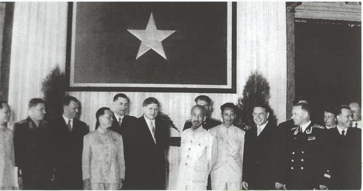 Chủ tịch Hồ Chí Minh chụp ảnh lưu niệm với Đại sứ đặc mệnh toàn quyền đầu tiên của Liên bang CHXHCN Xô Viết Lavơritsép sau lễ trìmh Quốc thư, ngày 4/11/1954. (Nguồn: Tài liệu lưu trữ Bộ Ngoại giao)