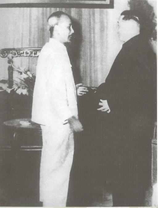 Chủ tịch Hồ Chí Minh tiếp Đại sứ đặc mệnh toàn quyền nước Cộng hòa nhân dân Trung Hoa tại Việt Nam La Quý Ba, ngày 1/9/1954. (Nguồn: Tài liệu lưu trữ Bộ Ngoại giao)