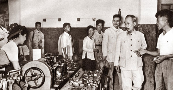 Người thăm nhà máy diêm Thống Nhất những năm đầu khôi phục kinh tế (1956). Ảnh tư liệu