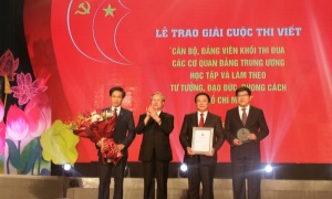 Trao giải cuộc thi viết về cán bộ, đảng viên học tập và làm theo tư tưởng, đạo đức, phong cách Hồ Chí Minh