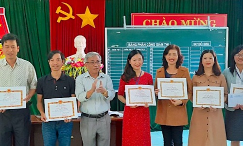 Chi bộ Trường THPT Phan Bội Châu học tập và làm theo Bác