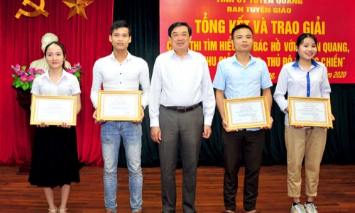 Trao giải Cuộc thi tìm hiểu về “Bác Hồ với Tuyên Quang, Thủ đô Khu giải phóng - Thủ đô Kháng chiến”