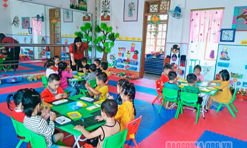 Sơn La: Những cô giáo mầm non thay mẹ dạy trẻ