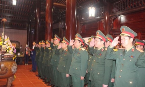 Quân khu 4: Dâng hương tưởng niệm Chủ tịch Hồ Chí Minh
