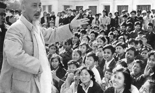 Vận dụng tư tưởng Hồ Chí Minh về giáo dục đạo đức cách mạng cho thanh niên trong giai đoạn hiện nay