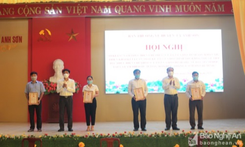 Nghệ An: Khen thưởng nhiều tập thể, cá nhân điển hình 'làm theo Bác' ở huyện Anh Sơn