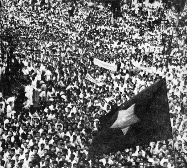 Hàng chục vạn người với cờ hoa khoe sắc, băng rôn, khẩu hiệu thể hiện tinh thần của người dân Việt Nam ngày 2/9/1945 tại Quảng trường Ba Đình, Hà Nội. (Ảnh tư liệu)