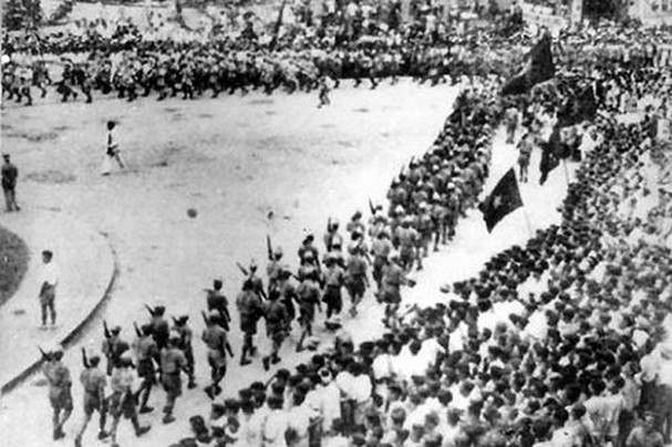 Ngày 28/8/1945, Đoàn Giải phóng quân ở Việt Bắc về duyệt binh ở Quảng trường Nhà hát Lớn (Ảnh tư liệu)