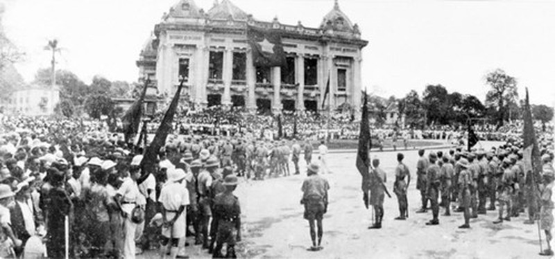 Ngày 30/8/1945, các đội quân du kích từ các chiến khu tiến vào Hà Nội, tập trung trước Nhà hát Lớn. (Ảnh tư liệu)