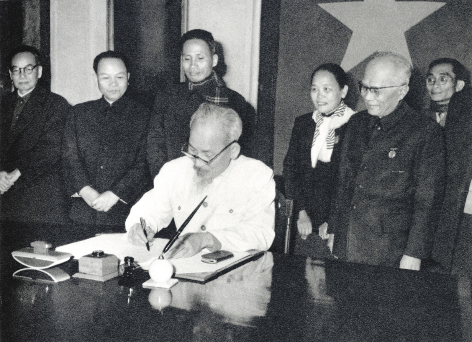 Tư tưởng Hồ Chí Minh và việc vận dụng, kế thừa trong xây dựng Nhà nước pháp quyền XHCN ở Việt Nam