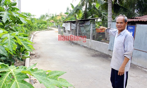 Lão nông hiến đất làm đường