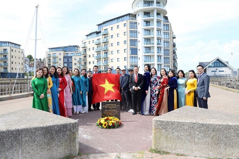 Dâng hoa tưởng niệm 132 năm ngày sinh Chủ tịch Hồ Chí Minh tại Vương quốc Anh