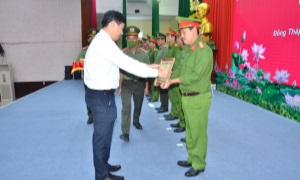 Thiếu tá Trần Anh Kiệt tích cực học tập và làm theo gương Bác