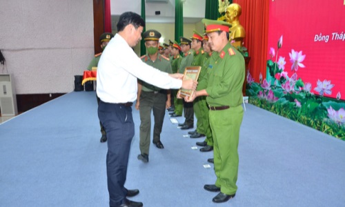 Thiếu tá Trần Anh Kiệt tích cực học tập và làm theo gương Bác