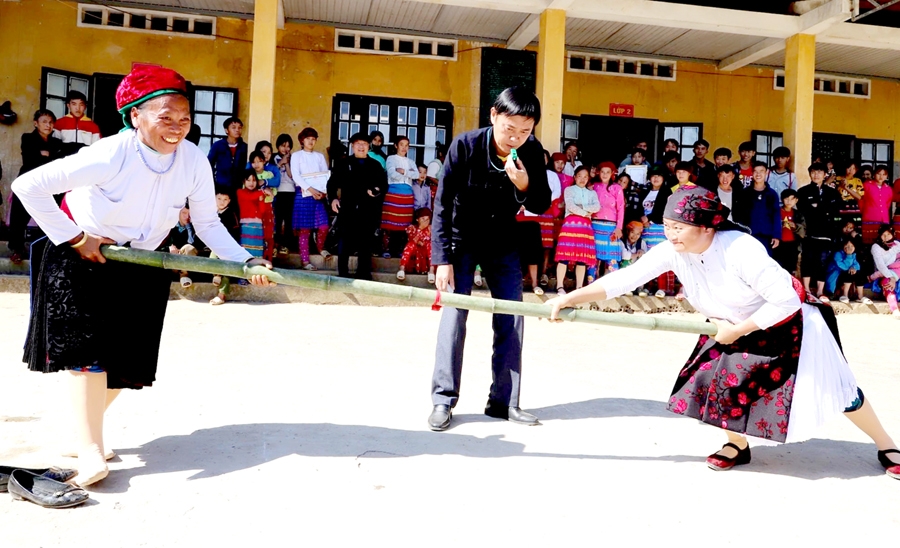 Nhân dân xã Giàng Chu Phìn (Mèo Vạc) tham gia trò chơi đẩy gậy trong Ngày hội Đại đoàn kết các dân tộc. (Ảnh: Báo Hà Giang)