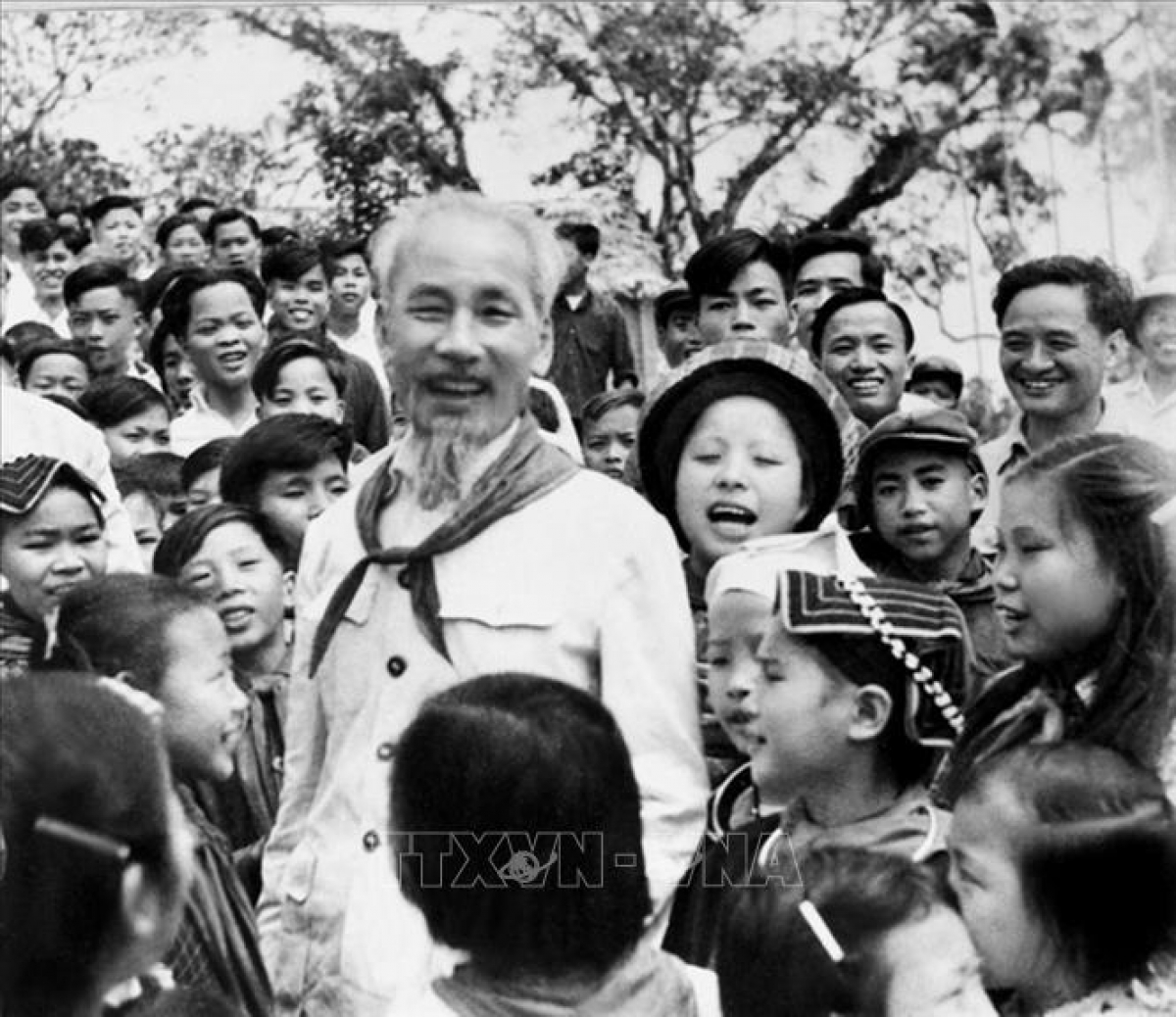 Chủ tịch Hồ Chí Minh - cả cuộc đời vì nước, vì dân - Hồ Chí Minh