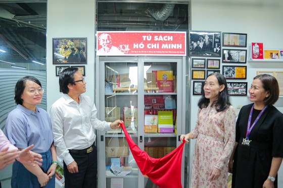 Tủ sách sẽ giúp sinh viên dễ dàng tiếp cận với các tư liệu quý về Chủ tịch Hồ Chí Minh