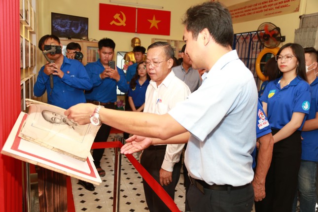 Đại biểu tham quan Không gian văn hóa Hồ Chí Minh tại Trung tâm học tập cộng đồng phường Hiệp Phú.