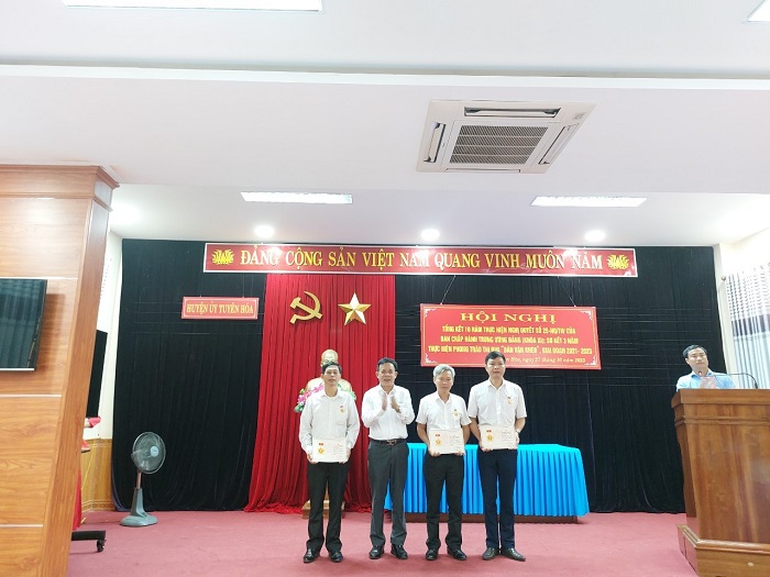 Đồng chí Phó Trưởng ban Phụ trách Ban Dân vận Tỉnh ủy trao kỷ niệm chương cho các cá nhân