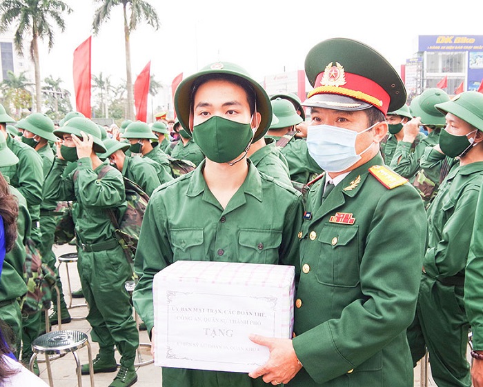 Đại tá Nguyễn Tài Tình tặng quà cho chiến sĩ mới nhập ngũ - Ảnh: XUÂN DIỆN