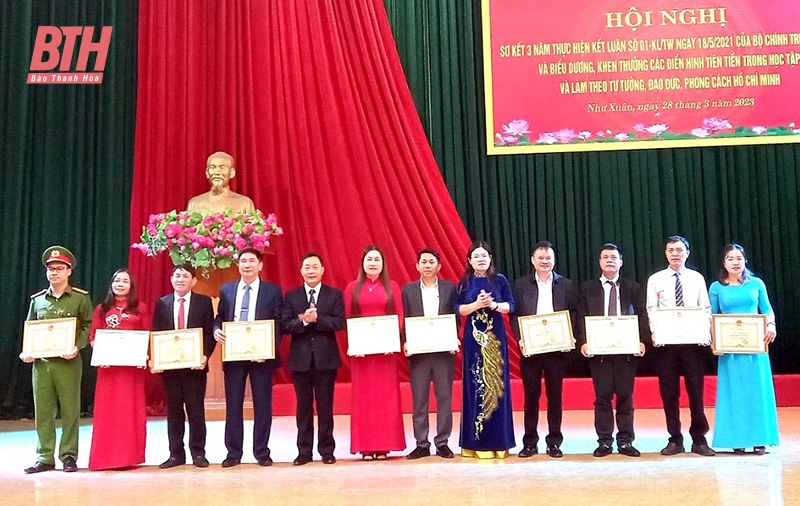 Bí thư Huyện ủy Như Xuân Lương Thị Hoa trao Giấy khen cho các cá nhân có thành tích xuất sắc trong 3 năm thực hiện Kết luận số 01-KL/TW của Bộ Chính trị khóa XIII.
