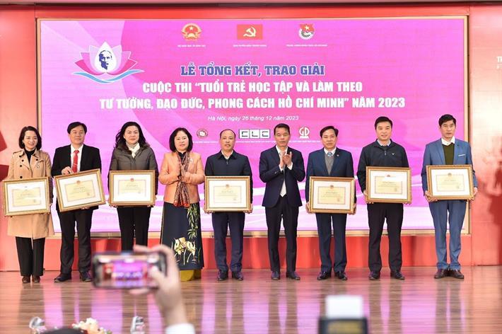 Phó Trưởng Ban Tuyên giáo Trung ương Vũ Thanh Mai và Thứ trưởng Ngô Thị Minh trao tặng Bằng khen của Bộ trưởng Bộ GD-ĐT cho các Sở GD-ĐT có nhiều thí sinh tham gia và đạt giải cao.