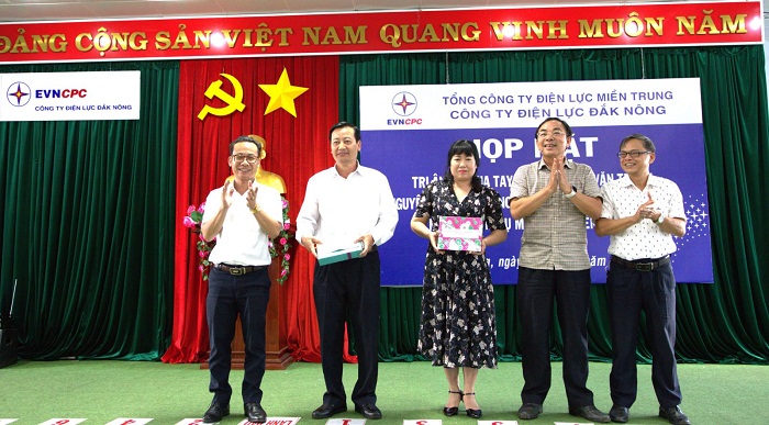 Giám đốc Nguyễn Thanh Phương (ngoài cùng bên phải) tri ân cán bộ nghỉ công tác