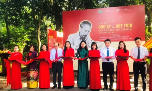 Trưng bày sưu tập chữ ký, bút tích của Chủ tịch Hồ Chí Minh