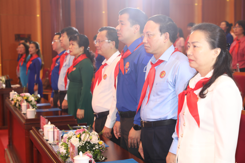 Các đồng chí lãnh đạo tỉnh Quảng Ninh, Trung ương Đoàn làm lễ chào cờ khai mạc Đại hội Cháu ngoan Bác Hồ tỉnh Quảng Ninh lần thứ XXVIII năm 2023.