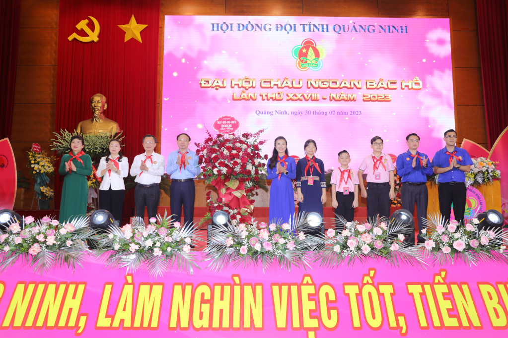 Các đồng chí lãnh đạo tỉnh Quảng Ninh tặng hoa chúc mừng Đại hội.