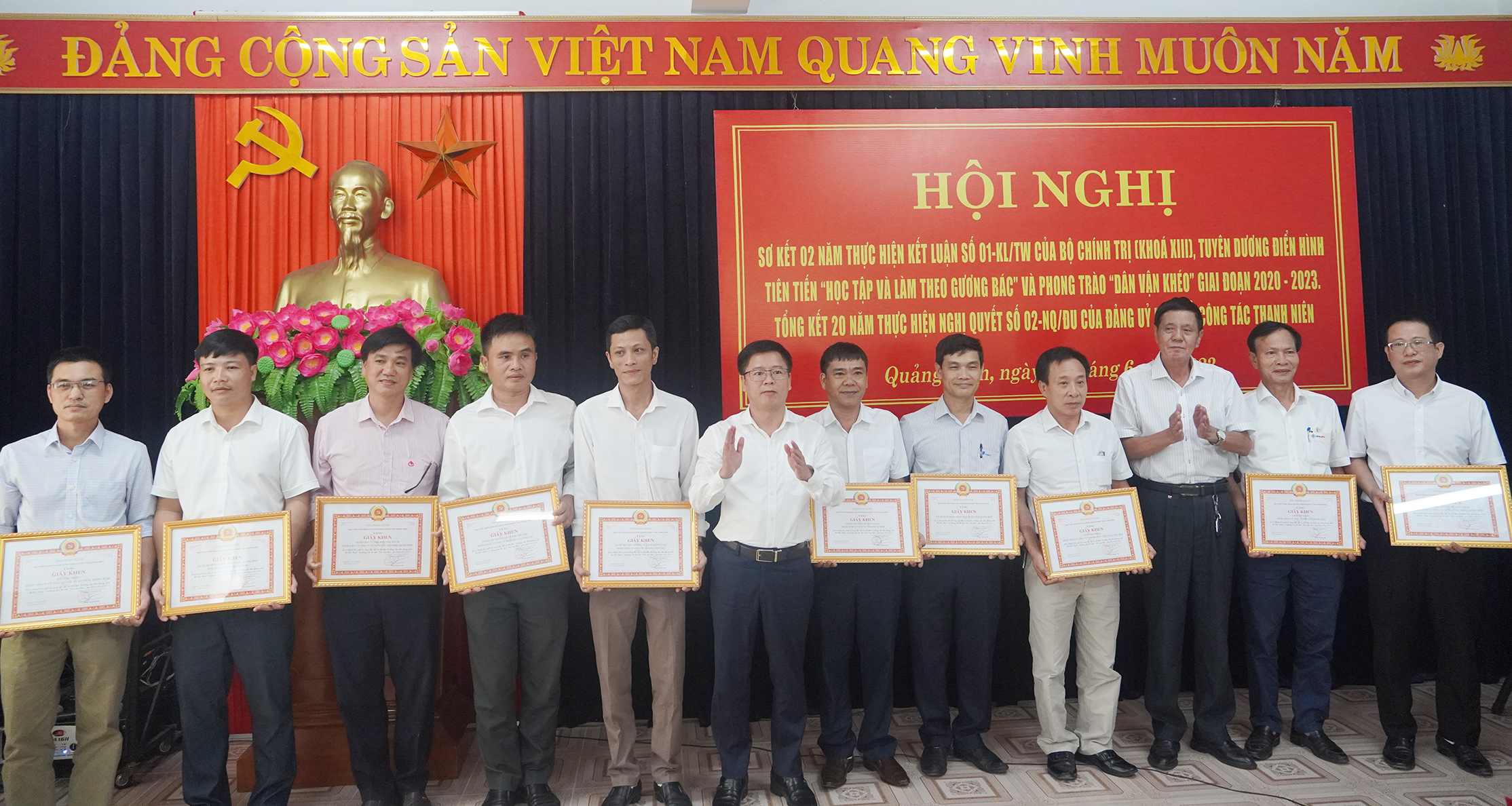Nhiều tập thể điển hình trong học tập, làm theo Bác được Ban Thường vụ Đảng ủy Khối Doanh nghiệp tỉnh Quảng Bình khen thưởng.