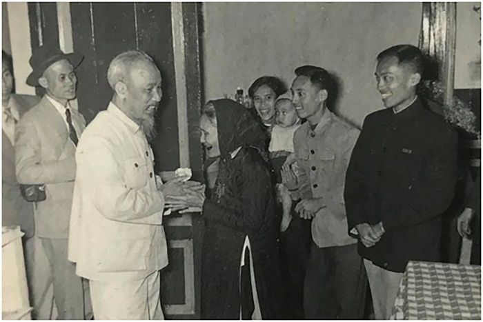 Chủ tịch Hồ Chí Minh thăm và chúc Tết gia đình cụ Nguyễn Thị Khánh, phố Lò Đúc, Hai Bà Trưng, Hà Nội, ngày 30/01/1957 (30 Tết Nguyên đán Đinh Dậu)  Ảnh: TL