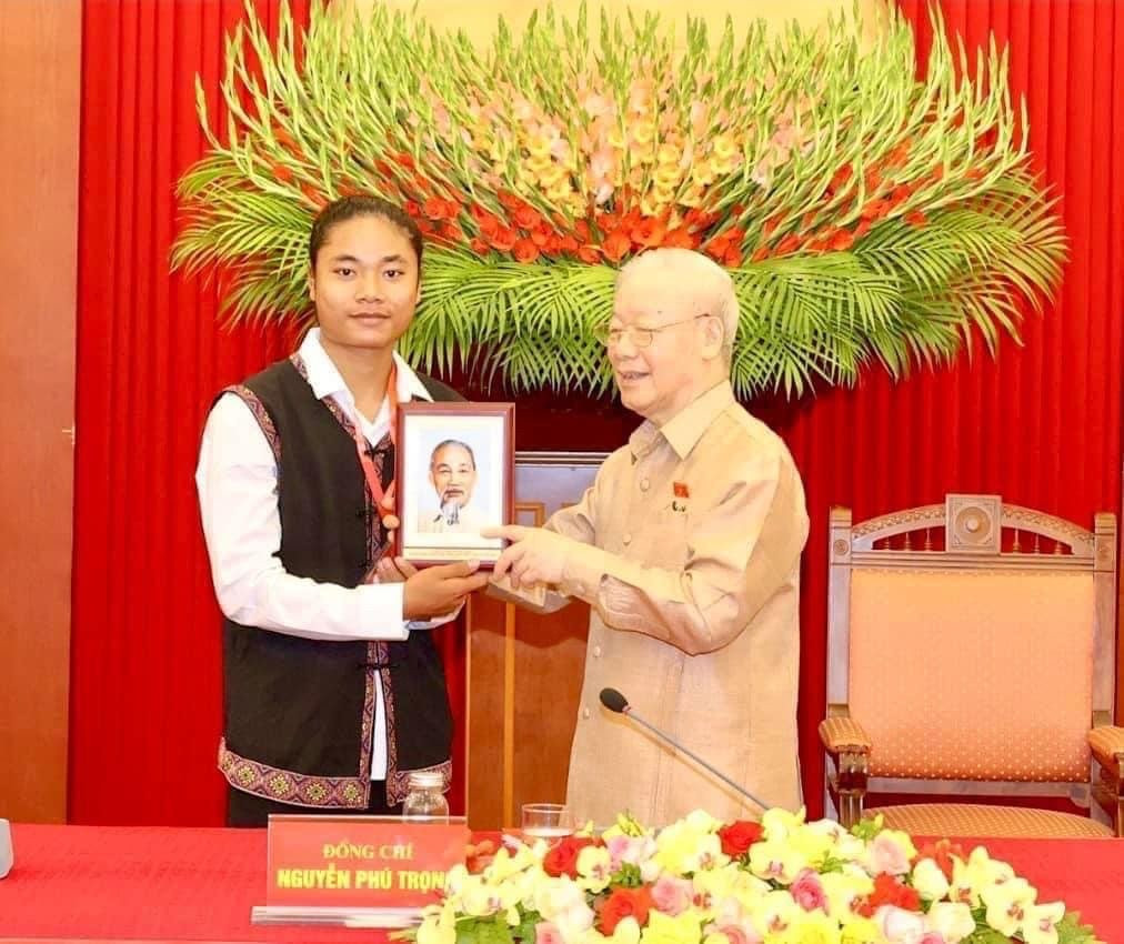 Tổng Bí thư Nguyễn Phú Trọng tặng bức tranh Bác Hồ cho em Hoàng Thị Ánh Thục vào tháng 11/2023.