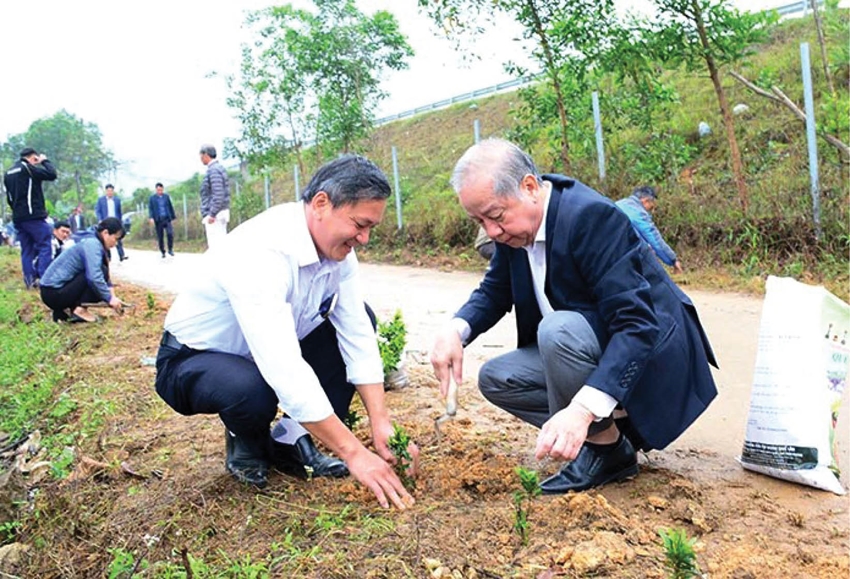 Phó Bí thư Thường trực Tỉnh ủy Phan Ngọc Thọ (bên phải) trồng hoa ở xã Hương Lộc (Nam Đông), hưởng ứng phong trào “Mỗi tuần mỗi tuyến đường xanh”