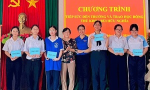 ​  Nữ cán bộ Ðoàn tận tâm với công việc