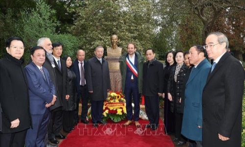 Tổng Bí thư, Chủ tịch nước Tô Lâm đặt hoa tại Tượng đài Bác Hồ ở thành phố Montreuil của Pháp