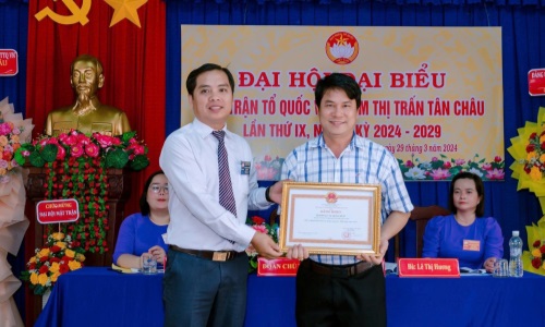 Nông dân Nguyễn Sỹ Ánh nỗ lực học tập và làm theo Bác