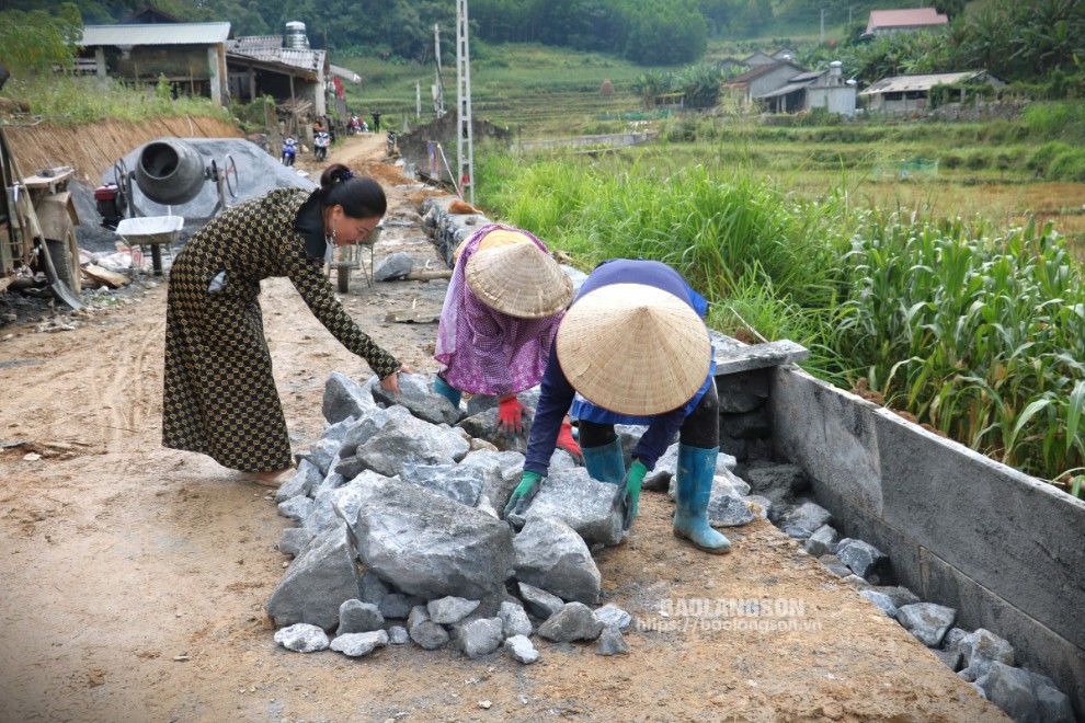 Người dân thôn Pác Bó tham gia làm đường trục thôn